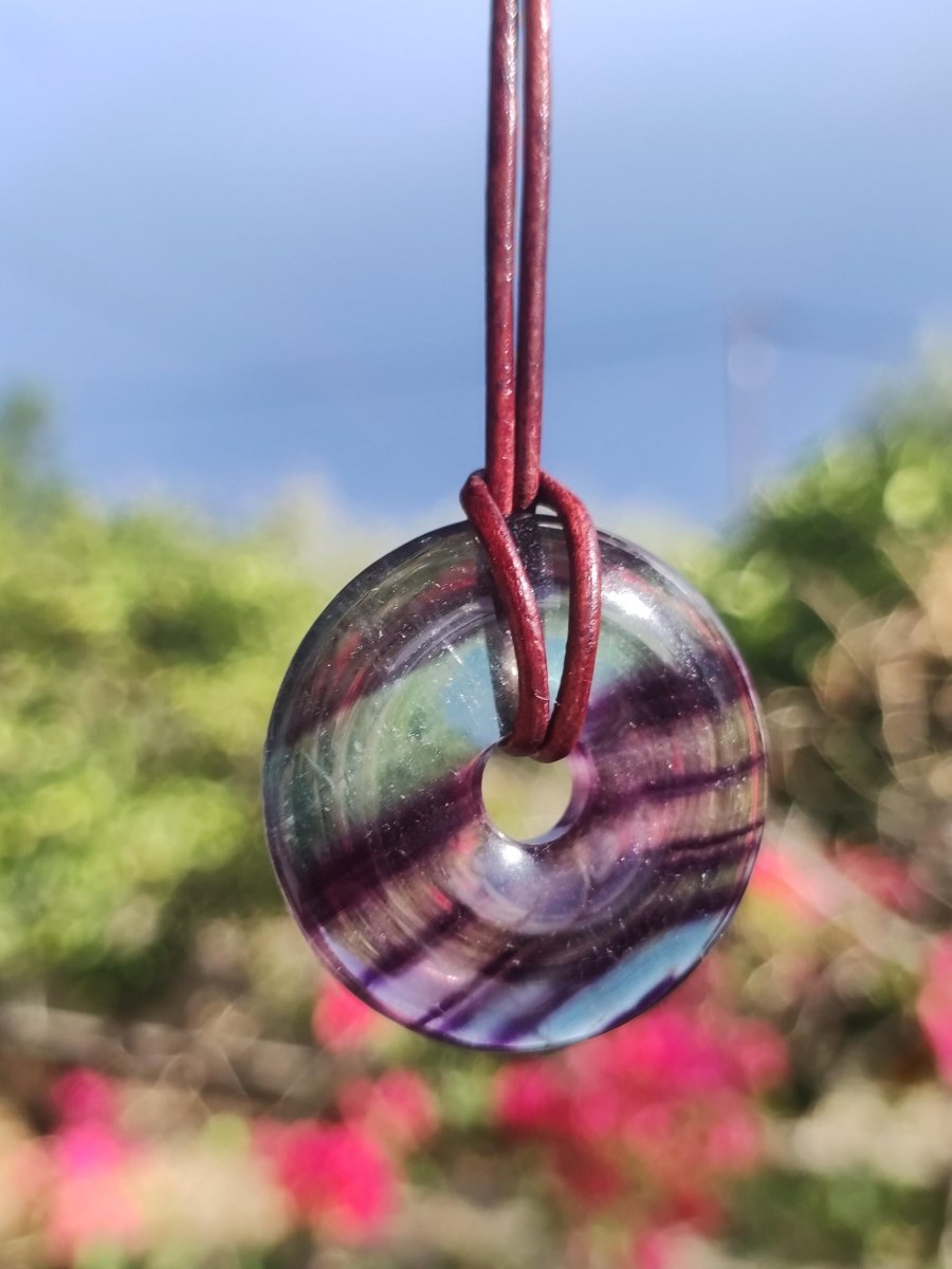 Regenbogen Fluorit 30mm Donut - Edelstein Kette Frau Mann Kind HIPPIE GOA Boho Ethno Natur Schutzsymbol Anhänger Heilstein Energie Geschenk - Art of Nature Berlin