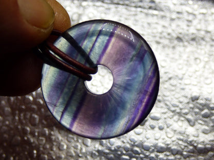 Regenbogen Fluorit 30mm Donut ~ Edelstein Kette Frau Mann Kind HIPPIE GOA Boho Ethno Natur Schutzsymbol Anhänger Heilstein Energie Geschenk - Art of Nature Berlin