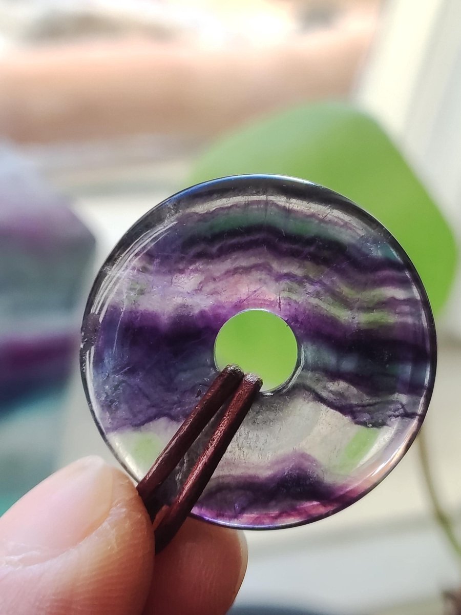 Regenbogen Fluorit 30mm Donut - Edelstein Kette Frau Mann Kind HIPPIE GOA Boho Ethno Natur Schutzsymbol Anhänger Heilstein Energie Geschenk - Art of Nature Berlin