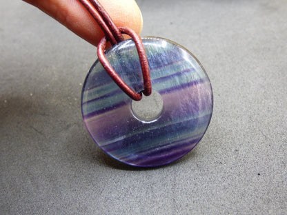 Regenbogen Fluorit 30mm Donut ~ Edelstein Kette Frau Mann Kind HIPPIE GOA Boho Ethno Natur Schutzsymbol Anhänger Heilstein Energie Geschenk - Art of Nature Berlin