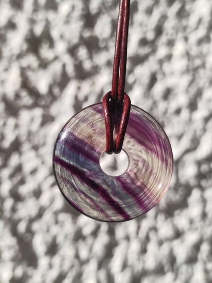 Regenbogen Fluorit 30mm Donut - Edelstein Kette Frau Mann Kind HIPPIE GOA Boho Ethno Natur Schutzsymbol Anhänger Heilstein Energie Geschenk - Art of Nature Berlin