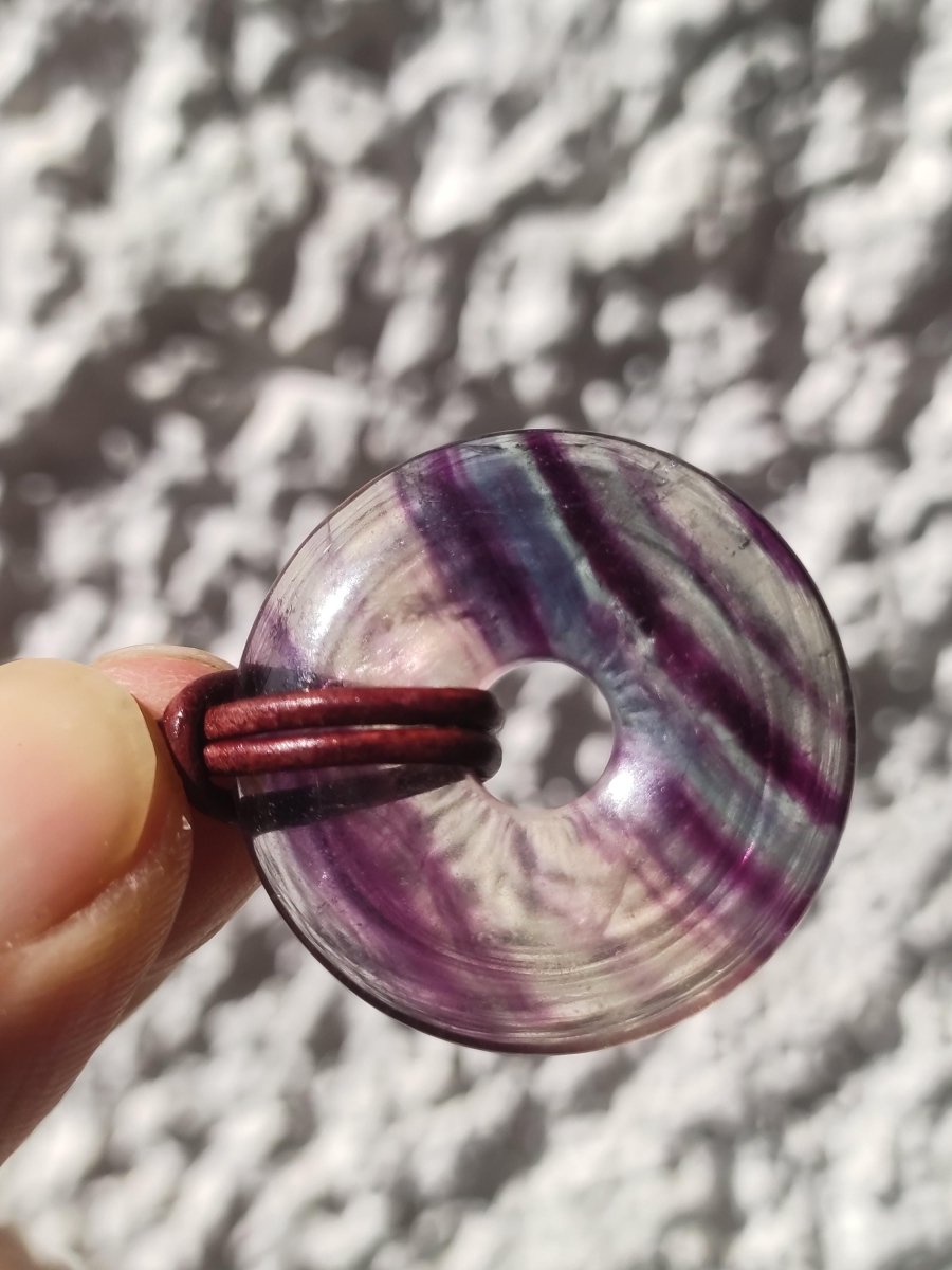 Regenbogen Fluorit 30mm Donut - Edelstein Kette Frau Mann Kind HIPPIE GOA Boho Ethno Natur Schutzsymbol Anhänger Heilstein Energie Geschenk - Art of Nature Berlin