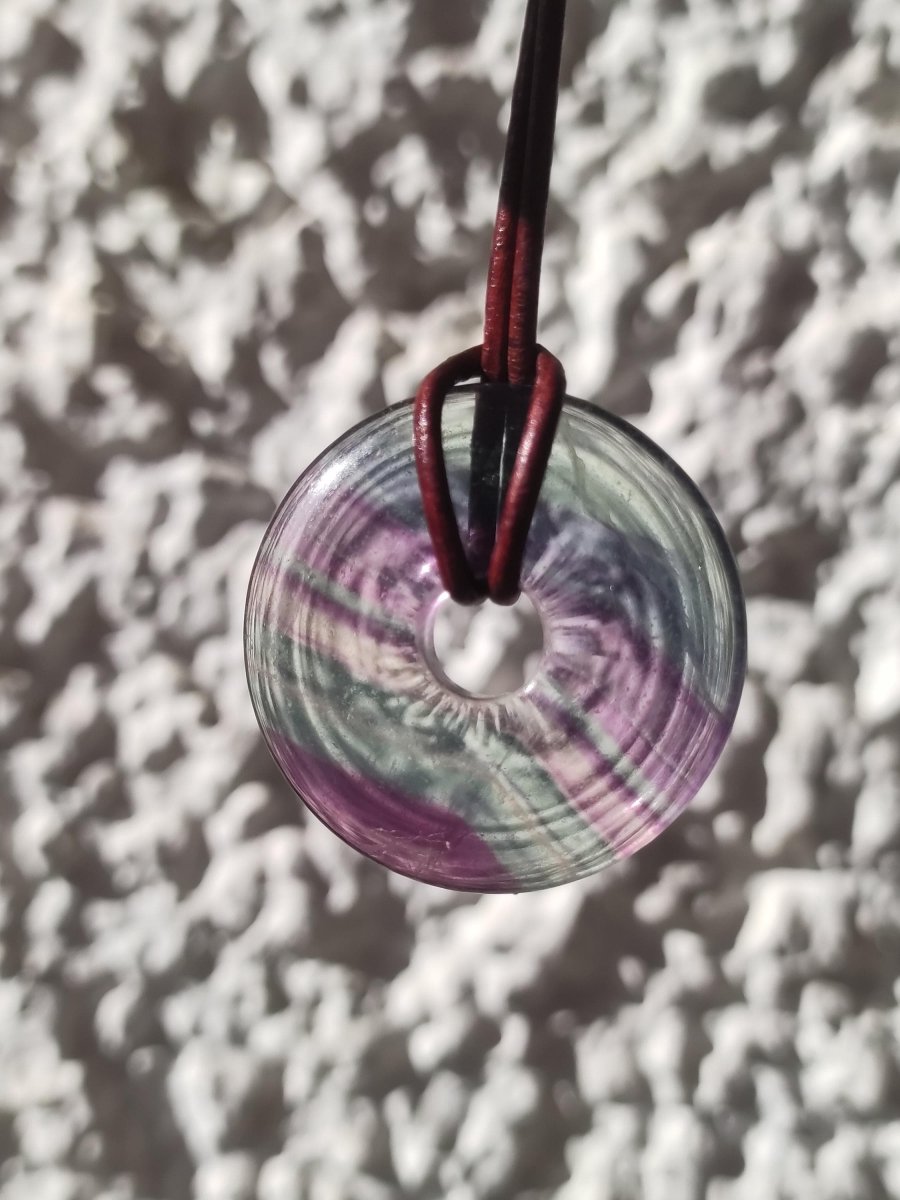Regenbogen Fluorit 30mm Donut - Edelstein Kette Frau Mann Kind HIPPIE GOA Boho Ethno Natur Schutzsymbol Anhänger Heilstein Energie Geschenk - Art of Nature Berlin