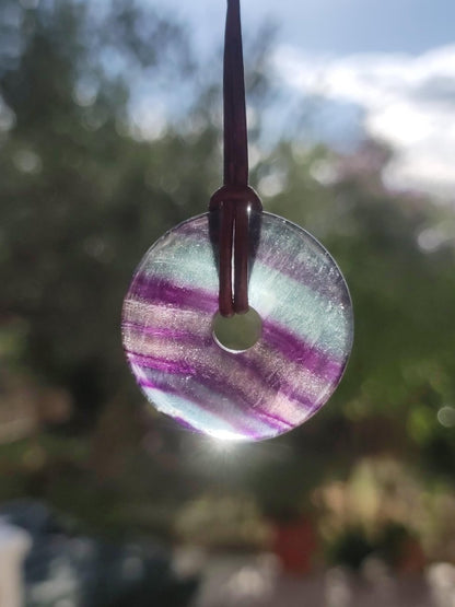 Regenbogen Fluorit 30mm Donut - Edelstein Kette Frau Mann Kind HIPPIE GOA Boho Ethno Natur Schutzsymbol Anhänger Heilstein Energie Geschenk - Art of Nature Berlin