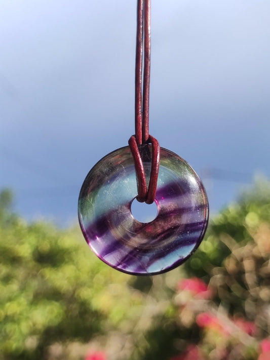 Regenbogen Fluorit 30mm Donut - Edelstein Kette Frau Mann Kind HIPPIE GOA Boho Ethno Natur Schutzsymbol Anhänger Heilstein Energie Geschenk - Art of Nature Berlin