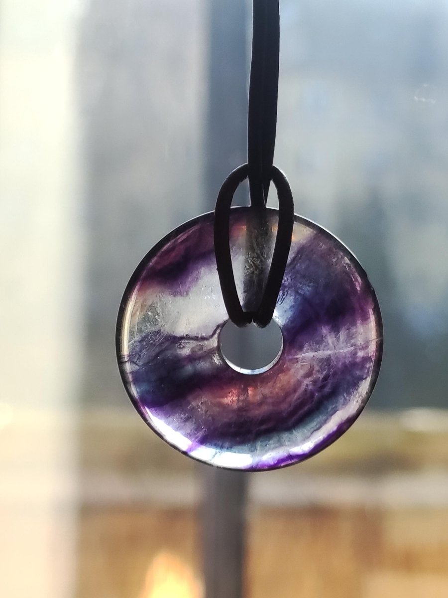 Regenbogen Fluorit 30mm Donut - Edelstein Kette Frau Mann Kind HIPPIE GOA Boho Ethno Natur Schutzsymbol Anhänger Heilstein Energie Geschenk - Art of Nature Berlin