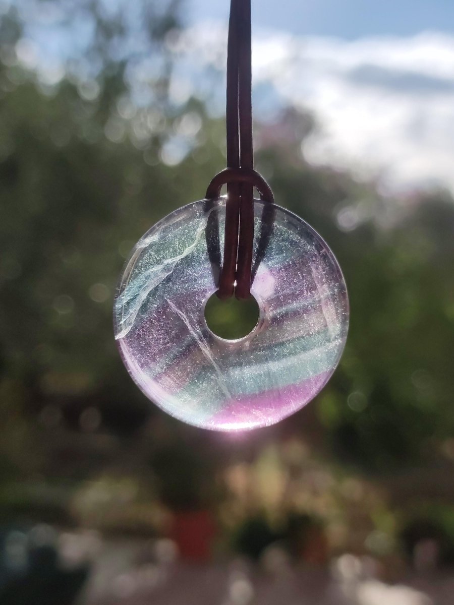 Regenbogen Fluorit 30mm Donut - Edelstein Kette Frau Mann Kind HIPPIE GOA Boho Ethno Natur Schutzsymbol Anhänger Heilstein Energie Geschenk - Art of Nature Berlin