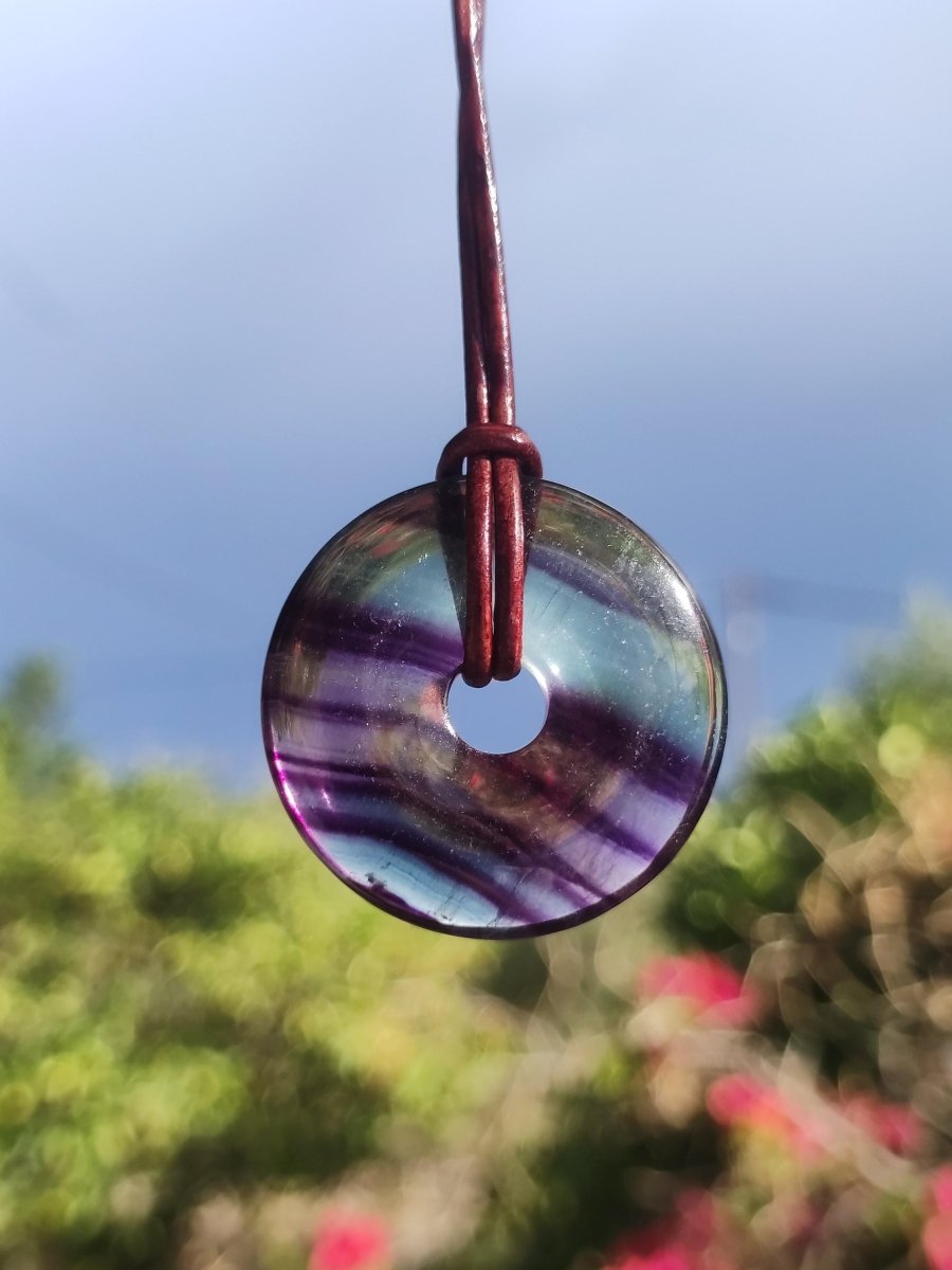 Regenbogen Fluorit 30mm Donut - Edelstein Kette Frau Mann Kind HIPPIE GOA Boho Ethno Natur Schutzsymbol Anhänger Heilstein Energie Geschenk - Art of Nature Berlin