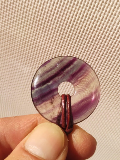 Regenbogen Fluorit 30mm Donut - Edelstein Kette Frau Mann Kind HIPPIE GOA Boho Ethno Natur Schutzsymbol Anhänger Heilstein Energie Geschenk - Art of Nature Berlin