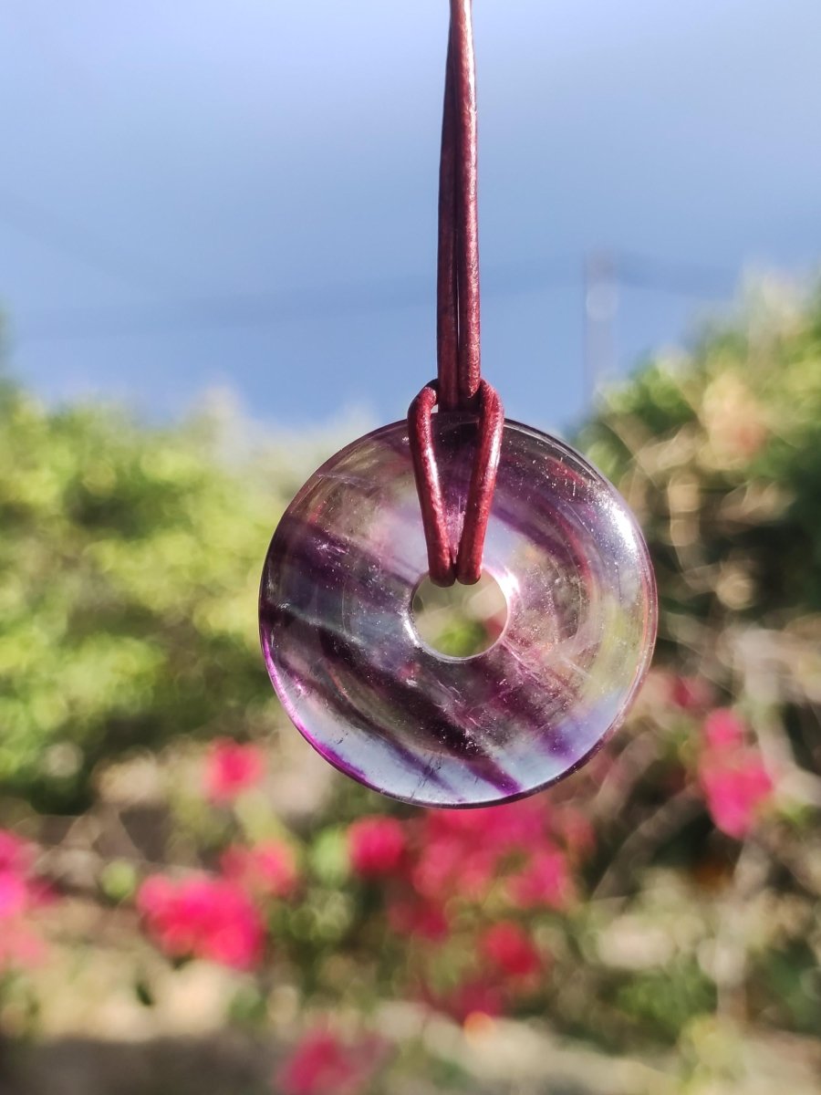 Regenbogen Fluorit 30mm Donut - Edelstein Kette Frau Mann Kind HIPPIE GOA Boho Ethno Natur Schutzsymbol Anhänger Heilstein Energie Geschenk - Art of Nature Berlin