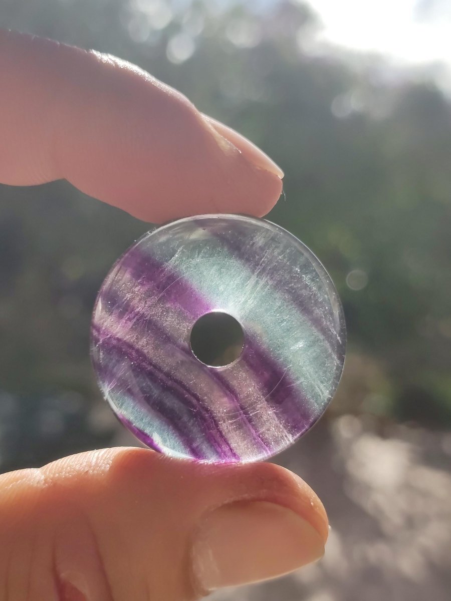 Regenbogen Fluorit 30mm Donut - Edelstein Kette Frau Mann Kind HIPPIE GOA Boho Ethno Natur Schutzsymbol Anhänger Heilstein Energie Geschenk - Art of Nature Berlin