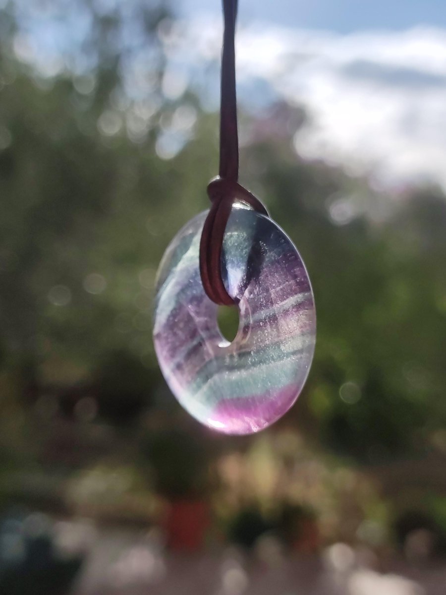 Regenbogen Fluorit 30mm Donut - Edelstein Kette Frau Mann Kind HIPPIE GOA Boho Ethno Natur Schutzsymbol Anhänger Heilstein Energie Geschenk - Art of Nature Berlin