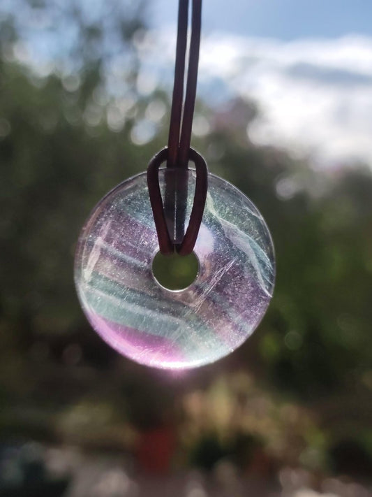 Regenbogen Fluorit 30mm Donut - Edelstein Kette Frau Mann Kind HIPPIE GOA Boho Ethno Natur Schutzsymbol Anhänger Heilstein Energie Geschenk - Art of Nature Berlin