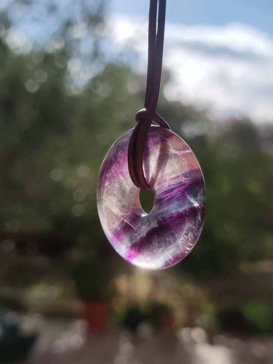 Regenbogen Fluorit 30mm Donut - Edelstein Kette Frau Mann Kind HIPPIE GOA Boho Ethno Natur Schutzsymbol Anhänger Heilstein Energie Geschenk - Art of Nature Berlin