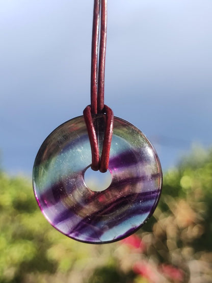 Regenbogen Fluorit 30mm Donut - Edelstein Kette Frau Mann Kind HIPPIE GOA Boho Ethno Natur Schutzsymbol Anhänger Heilstein Energie Geschenk - Art of Nature Berlin