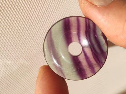 Regenbogen Fluorit 30mm Donut - Edelstein Kette Frau Mann Kind HIPPIE GOA Boho Ethno Natur Schutzsymbol Anhänger Heilstein Energie Geschenk - Art of Nature Berlin