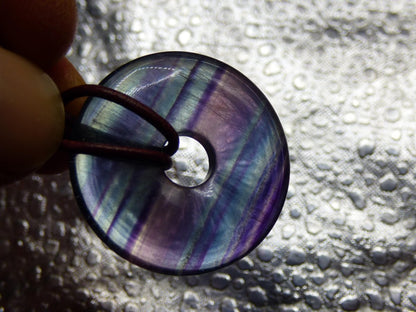 Regenbogen Fluorit 30mm Donut ~ Edelstein Kette Frau Mann Kind HIPPIE GOA Boho Ethno Natur Schutzsymbol Anhänger Heilstein Energie Geschenk - Art of Nature Berlin