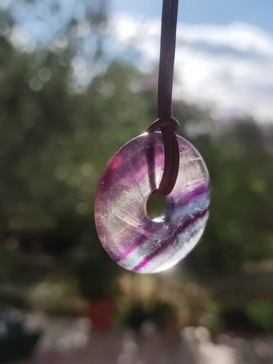 Regenbogen Fluorit 30mm Donut - Edelstein Kette Frau Mann Kind HIPPIE GOA Boho Ethno Natur Schutzsymbol Anhänger Heilstein Energie Geschenk - Art of Nature Berlin