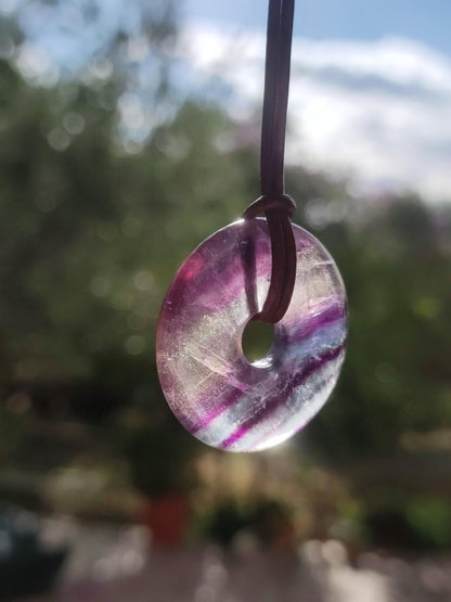 Regenbogen Fluorit 30mm Donut - Edelstein Kette Frau Mann Kind HIPPIE GOA Boho Ethno Natur Schutzsymbol Anhänger Heilstein Energie Geschenk - Art of Nature Berlin
