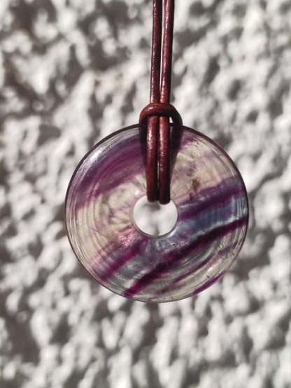 Regenbogen Fluorit 30mm Donut - Edelstein Kette Frau Mann Kind HIPPIE GOA Boho Ethno Natur Schutzsymbol Anhänger Heilstein Energie Geschenk - Art of Nature Berlin