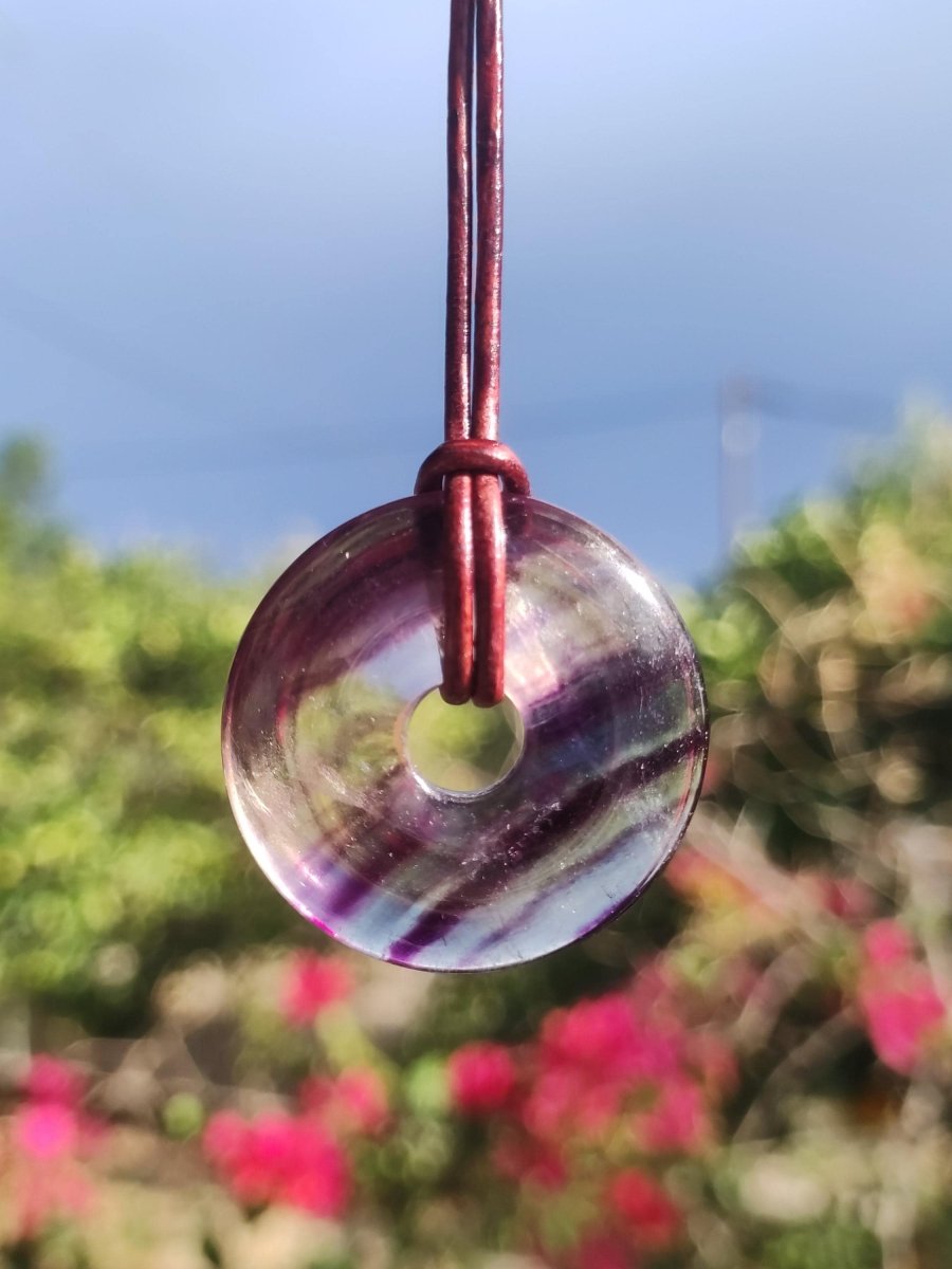 Regenbogen Fluorit 30mm Donut - Edelstein Kette Frau Mann Kind HIPPIE GOA Boho Ethno Natur Schutzsymbol Anhänger Heilstein Energie Geschenk - Art of Nature Berlin