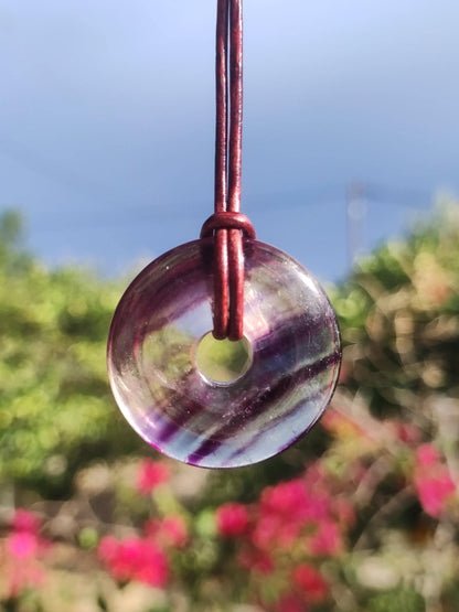 Regenbogen Fluorit 30mm Donut - Edelstein Kette Frau Mann Kind HIPPIE GOA Boho Ethno Natur Schutzsymbol Anhänger Heilstein Energie Geschenk - Art of Nature Berlin