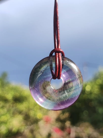 Regenbogen Fluorit 30mm Donut - Edelstein Kette Frau Mann Kind HIPPIE GOA Boho Ethno Natur Schutzsymbol Anhänger Heilstein Energie Geschenk - Art of Nature Berlin