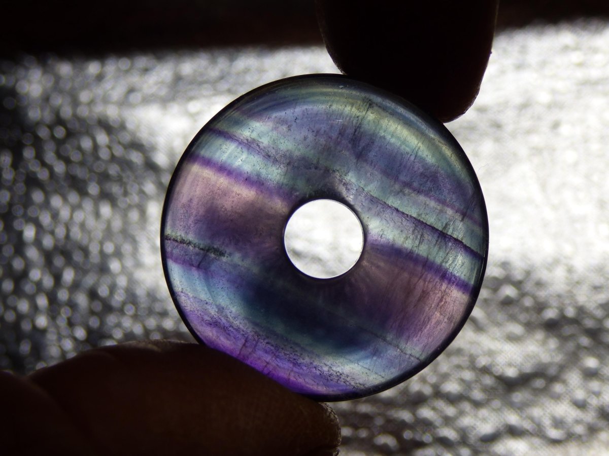 Regenbogen Fluorit 30mm Donut ~ Edelstein Kette Frau Mann Kind HIPPIE GOA Boho Ethno Natur Schutzsymbol Anhänger Heilstein Energie Geschenk - Art of Nature Berlin