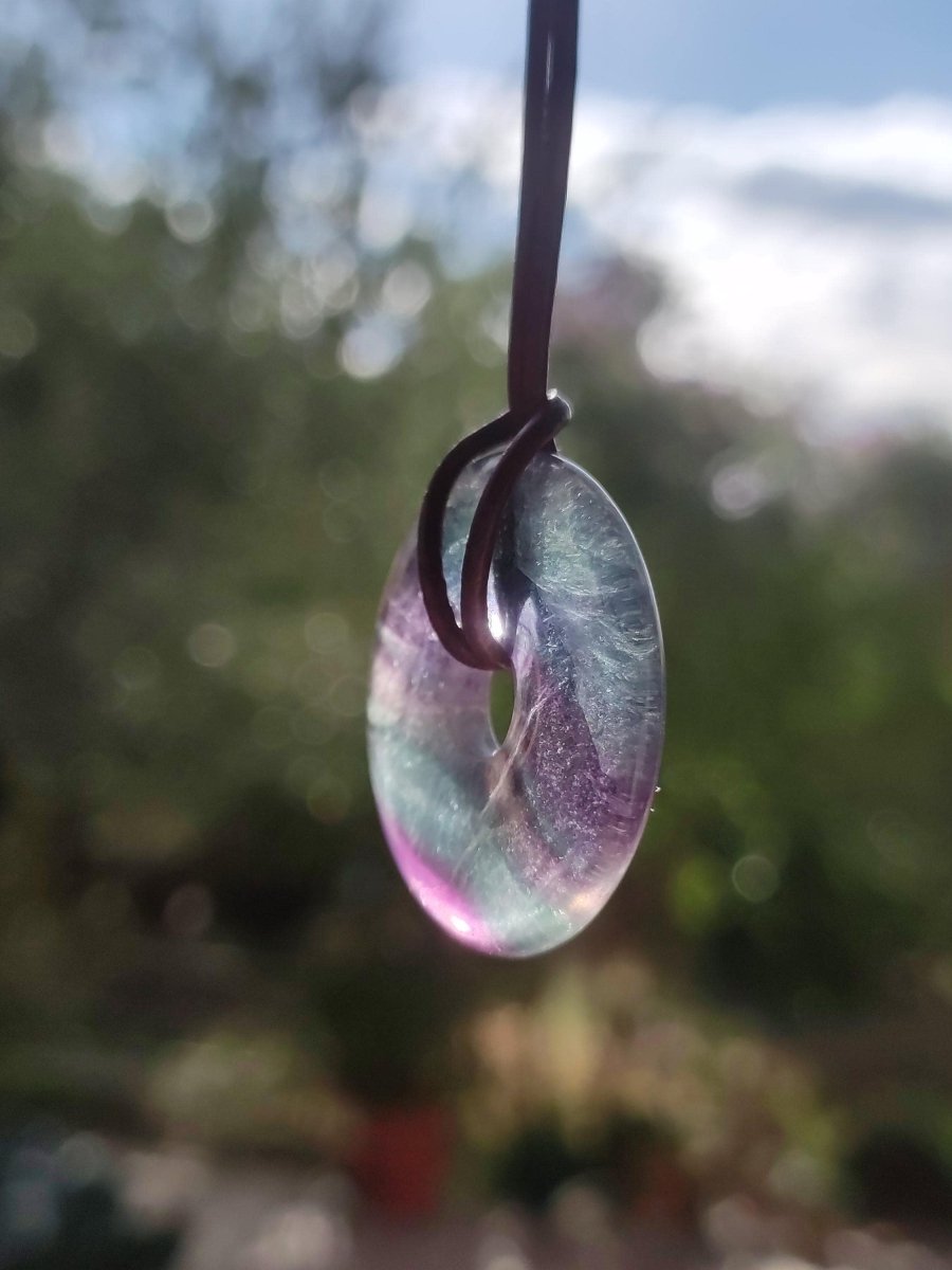 Regenbogen Fluorit 30mm Donut - Edelstein Kette Frau Mann Kind HIPPIE GOA Boho Ethno Natur Schutzsymbol Anhänger Heilstein Energie Geschenk - Art of Nature Berlin