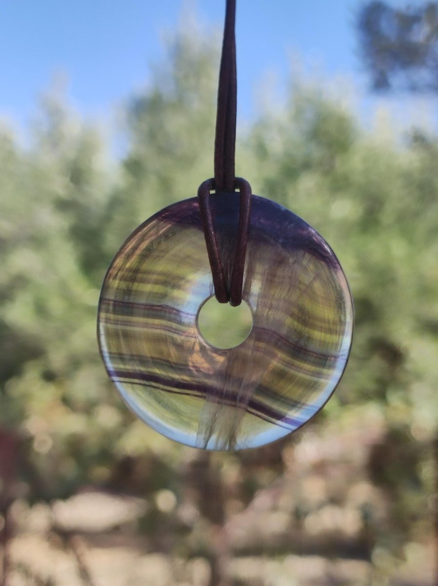 Regenbogen Fluorit 40mm Donut ~ Edelstein Kette Frau Mann Kind HIPPIE GOA Boho Ethno Natur Schutzsymbol Anhänger Heilstein Energie Geschenk - Art of Nature Berlin