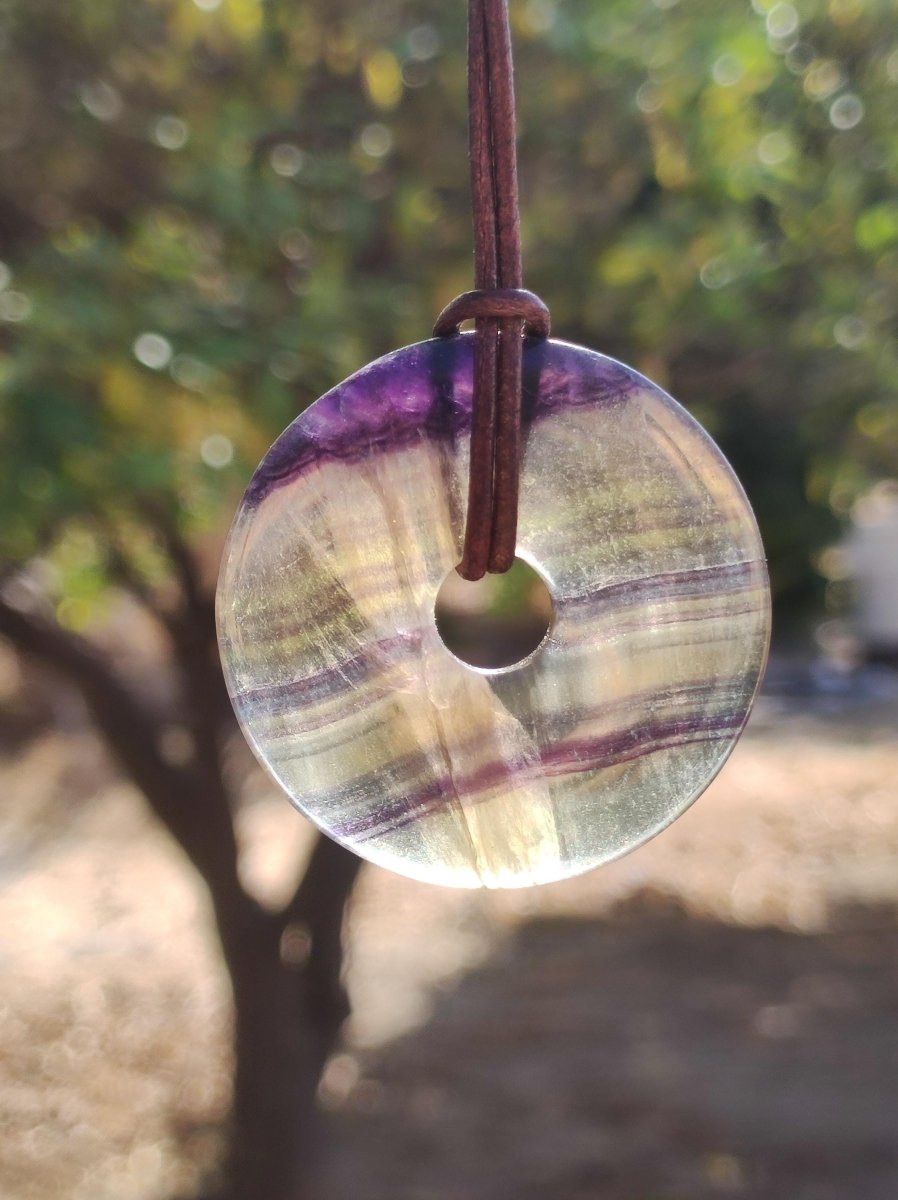 Regenbogen Fluorit 40mm Donut ~ Edelstein Kette Frau Mann Kind HIPPIE GOA Boho Ethno Natur Schutzsymbol Anhänger Heilstein Energie Geschenk - Art of Nature Berlin