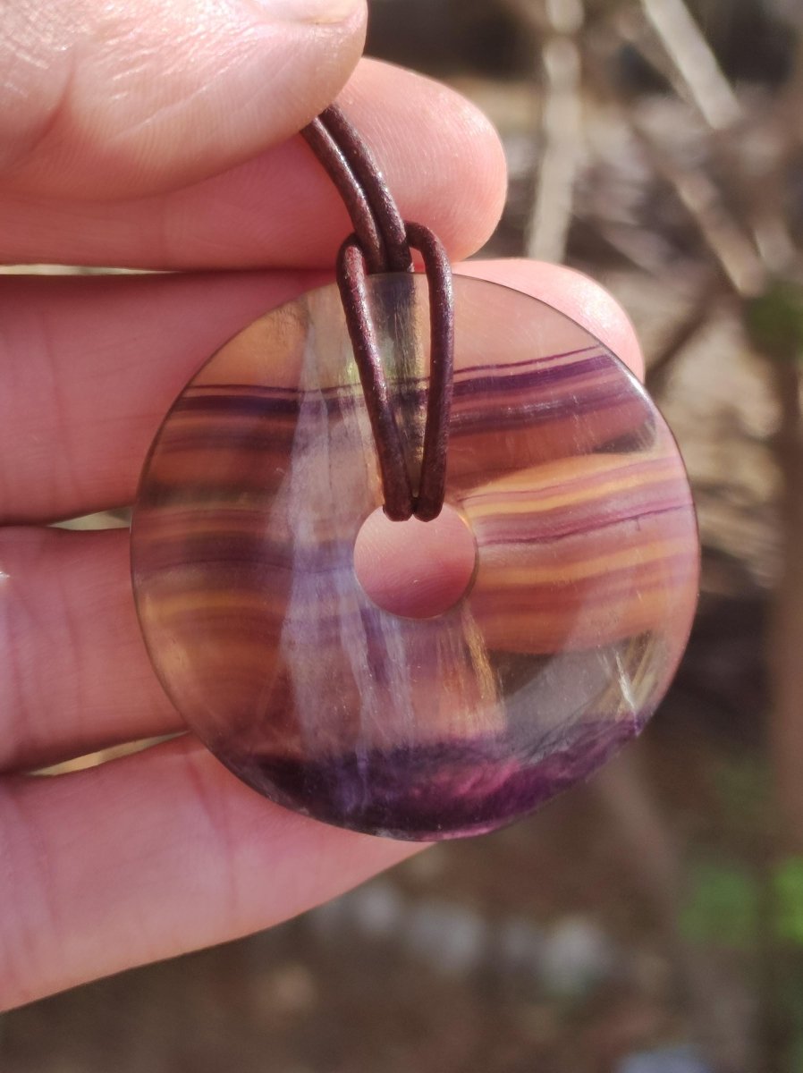 Regenbogen Fluorit 40mm Donut ~ Edelstein Kette Frau Mann Kind HIPPIE GOA Boho Ethno Natur Schutzsymbol Anhänger Heilstein Energie Geschenk - Art of Nature Berlin