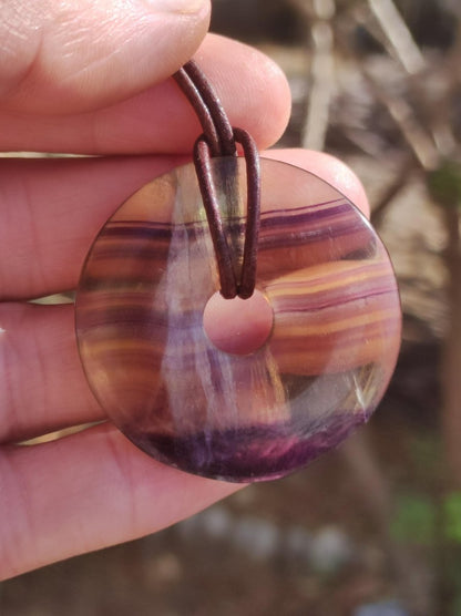 Regenbogen Fluorit 40mm Donut ~ Edelstein Kette Frau Mann Kind HIPPIE GOA Boho Ethno Natur Schutzsymbol Anhänger Heilstein Energie Geschenk - Art of Nature Berlin