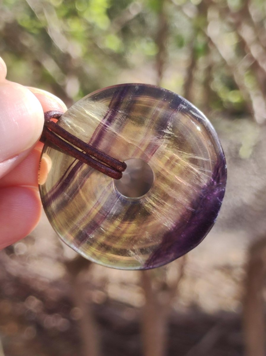 Regenbogen Fluorit 40mm Donut ~ Edelstein Kette Frau Mann Kind HIPPIE GOA Boho Ethno Natur Schutzsymbol Anhänger Heilstein Energie Geschenk - Art of Nature Berlin