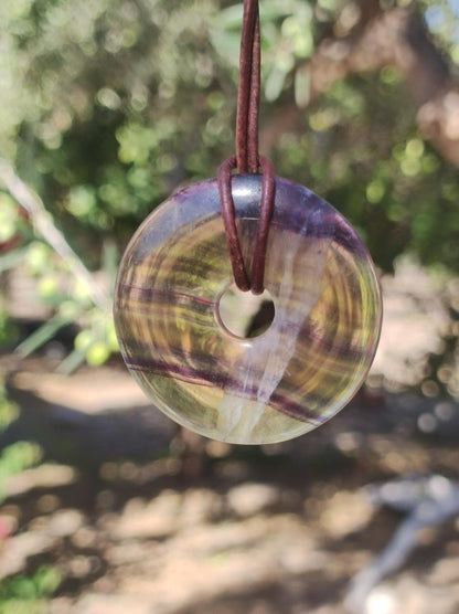 Regenbogen Fluorit 40mm Donut ~ Edelstein Kette Frau Mann Kind HIPPIE GOA Boho Ethno Natur Schutzsymbol Anhänger Heilstein Energie Geschenk - Art of Nature Berlin