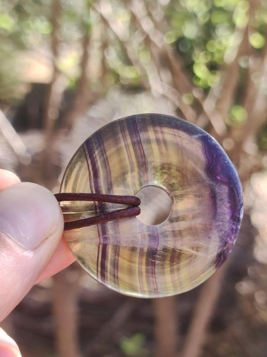 Regenbogen Fluorit 40mm Donut ~ Edelstein Kette Frau Mann Kind HIPPIE GOA Boho Ethno Natur Schutzsymbol Anhänger Heilstein Energie Geschenk - Art of Nature Berlin