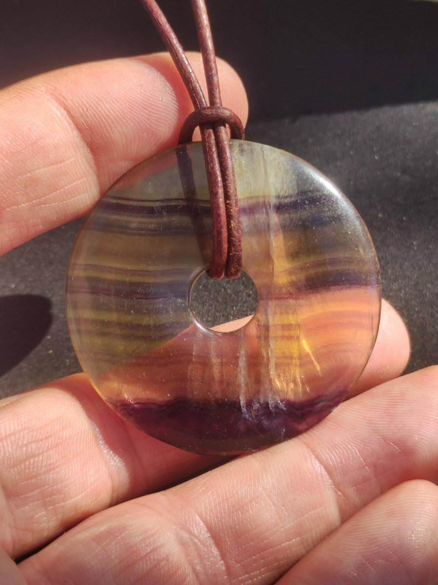 Regenbogen Fluorit 40mm Donut ~ Edelstein Kette Frau Mann Kind HIPPIE GOA Boho Ethno Natur Schutzsymbol Anhänger Heilstein Energie Geschenk - Art of Nature Berlin