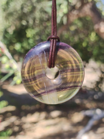 Regenbogen Fluorit 40mm Donut ~ Edelstein Kette Frau Mann Kind HIPPIE GOA Boho Ethno Natur Schutzsymbol Anhänger Heilstein Energie Geschenk - Art of Nature Berlin