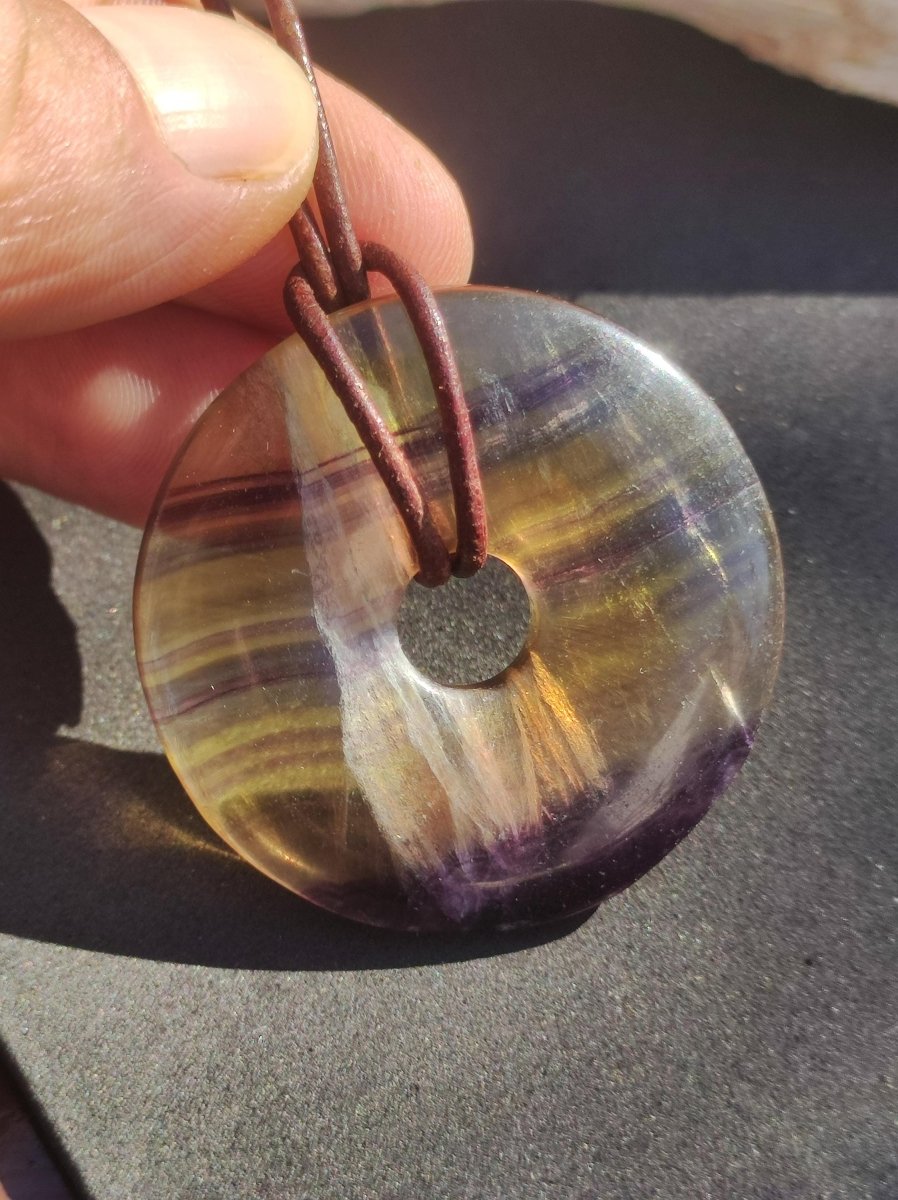 Regenbogen Fluorit 40mm Donut ~ Edelstein Kette Frau Mann Kind HIPPIE GOA Boho Ethno Natur Schutzsymbol Anhänger Heilstein Energie Geschenk - Art of Nature Berlin