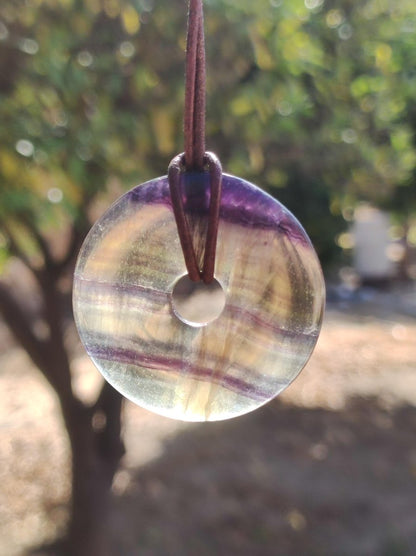 Regenbogen Fluorit 40mm Donut ~ Edelstein Kette Frau Mann Kind HIPPIE GOA Boho Ethno Natur Schutzsymbol Anhänger Heilstein Energie Geschenk - Art of Nature Berlin