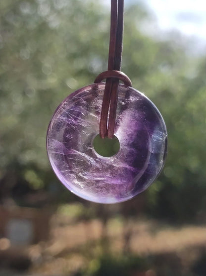 Regenbogen Fluorit lila 30mm Donut A Edelstein Kette Frau Mann HIPPIE GOA Boho Ethno Natur Schutzsymbol Anhänger Heilstein Energie Geschenk - Art of Nature Berlin