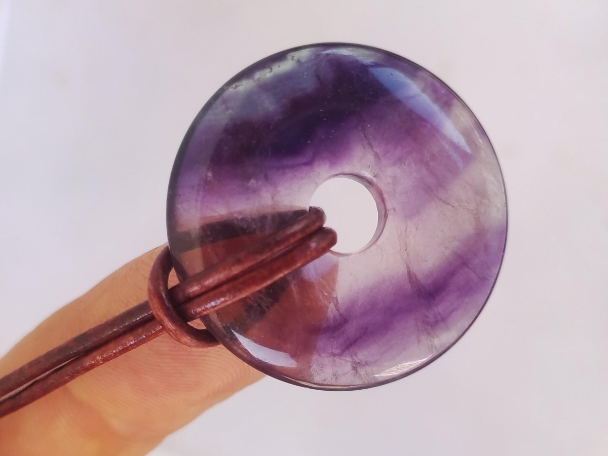 Regenbogen Fluorit lila 30mm Donut A Edelstein Kette Frau Mann HIPPIE GOA Boho Ethno Natur Schutzsymbol Anhänger Heilstein Energie Geschenk - Art of Nature Berlin