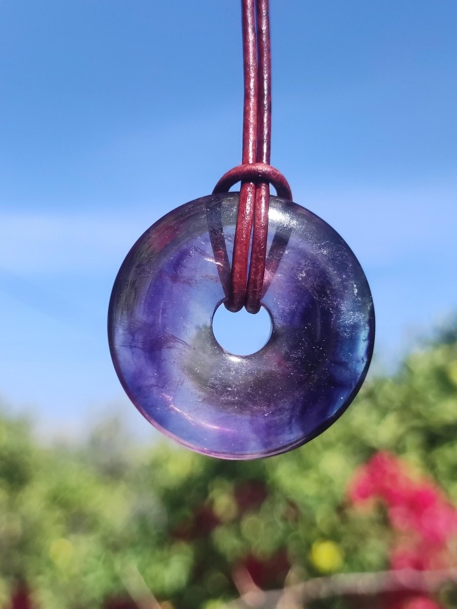 Regenbogen Fluorit lila 30mm Donut A Edelstein Kette Frau Mann HIPPIE GOA Boho Ethno Natur Schutzsymbol Anhänger Heilstein Energie Geschenk - Art of Nature Berlin