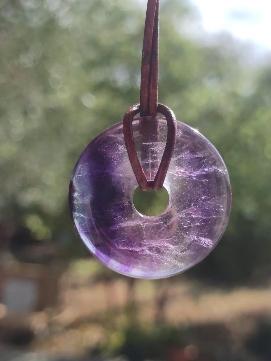 Regenbogen Fluorit lila 30mm Donut A Edelstein Kette Frau Mann HIPPIE GOA Boho Ethno Natur Schutzsymbol Anhänger Heilstein Energie Geschenk - Art of Nature Berlin