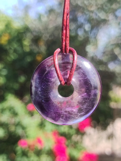 Regenbogen Fluorit lila 30mm Donut A Edelstein Kette Frau Mann HIPPIE GOA Boho Ethno Natur Schutzsymbol Anhänger Heilstein Energie Geschenk - Art of Nature Berlin