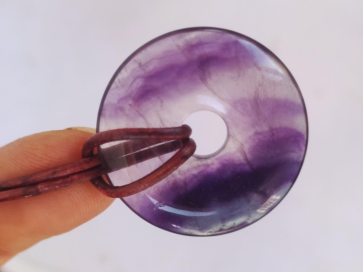 Regenbogen Fluorit lila 30mm Donut A Edelstein Kette Frau Mann HIPPIE GOA Boho Ethno Natur Schutzsymbol Anhänger Heilstein Energie Geschenk - Art of Nature Berlin