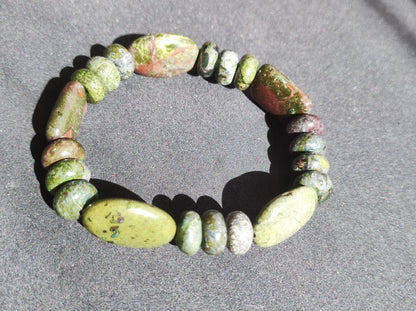 Regenwald Rhyolith - Edelstein Armband Perlen Heilstein Natur grün Energie Natur Echt Rarität Schmuck Frau Mann Er Sie Bruder Geschenk - Art of Nature Berlin