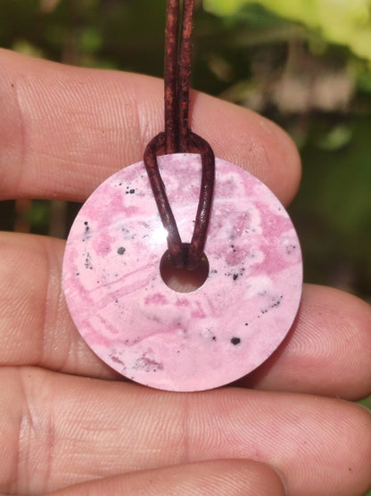 Rhodonit ~ 30mm Donut Edelstein Kette rosa Natur Rarität Schutzsymbol Heilstein Kristall HIPPIE Boho Tibet Ethno Mann Frau Geschenk Er Sie - Art of Nature Berlin