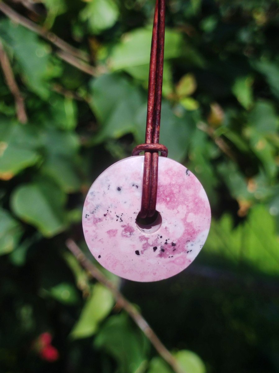 Rhodonit ~ 30mm Donut Edelstein Kette rosa Natur Rarität Schutzsymbol Heilstein Kristall HIPPIE Boho Tibet Ethno Mann Frau Geschenk Er Sie - Art of Nature Berlin