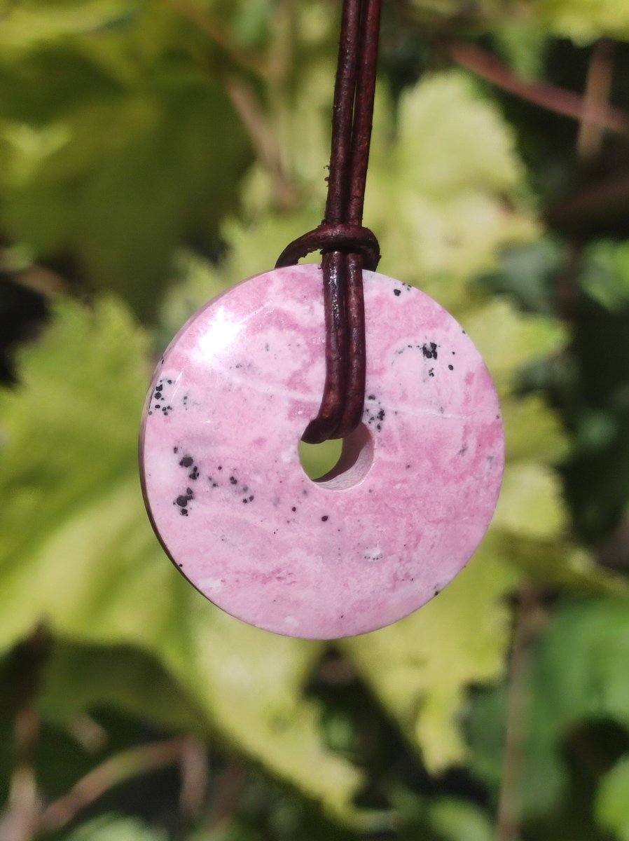 Rhodonit ~ 30mm Donut Edelstein Kette rosa Natur Rarität Schutzsymbol Heilstein Kristall HIPPIE Boho Tibet Ethno Mann Frau Geschenk Er Sie - Art of Nature Berlin